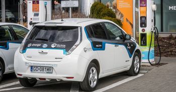 Polacy nadal obawiają się długiego ładowania i kosztów elektryków