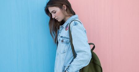 Kurtka jeansowa z wyprzedaży: kurtki w stylu Julii Wieniawy do 100 złotych