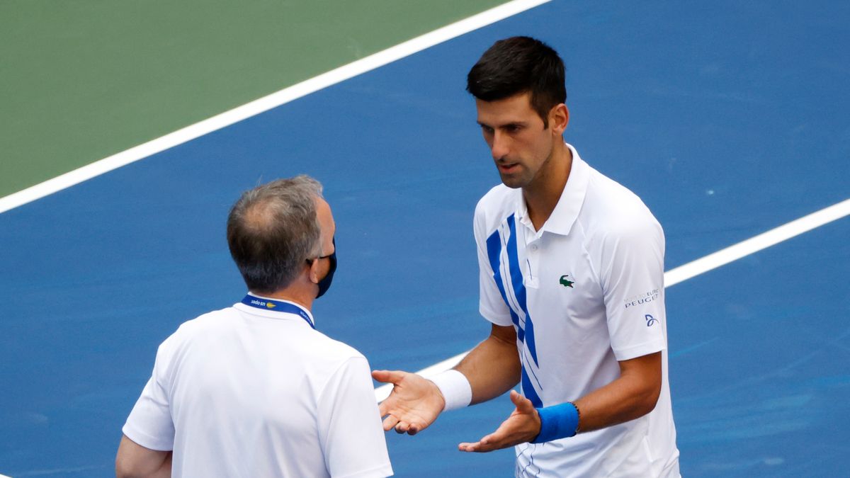 Zdjęcie okładkowe artykułu: PAP/EPA / JASON SZENES / Na zdjęciu: Novak Djoković i sędzia turniejowy Soeren Friemel