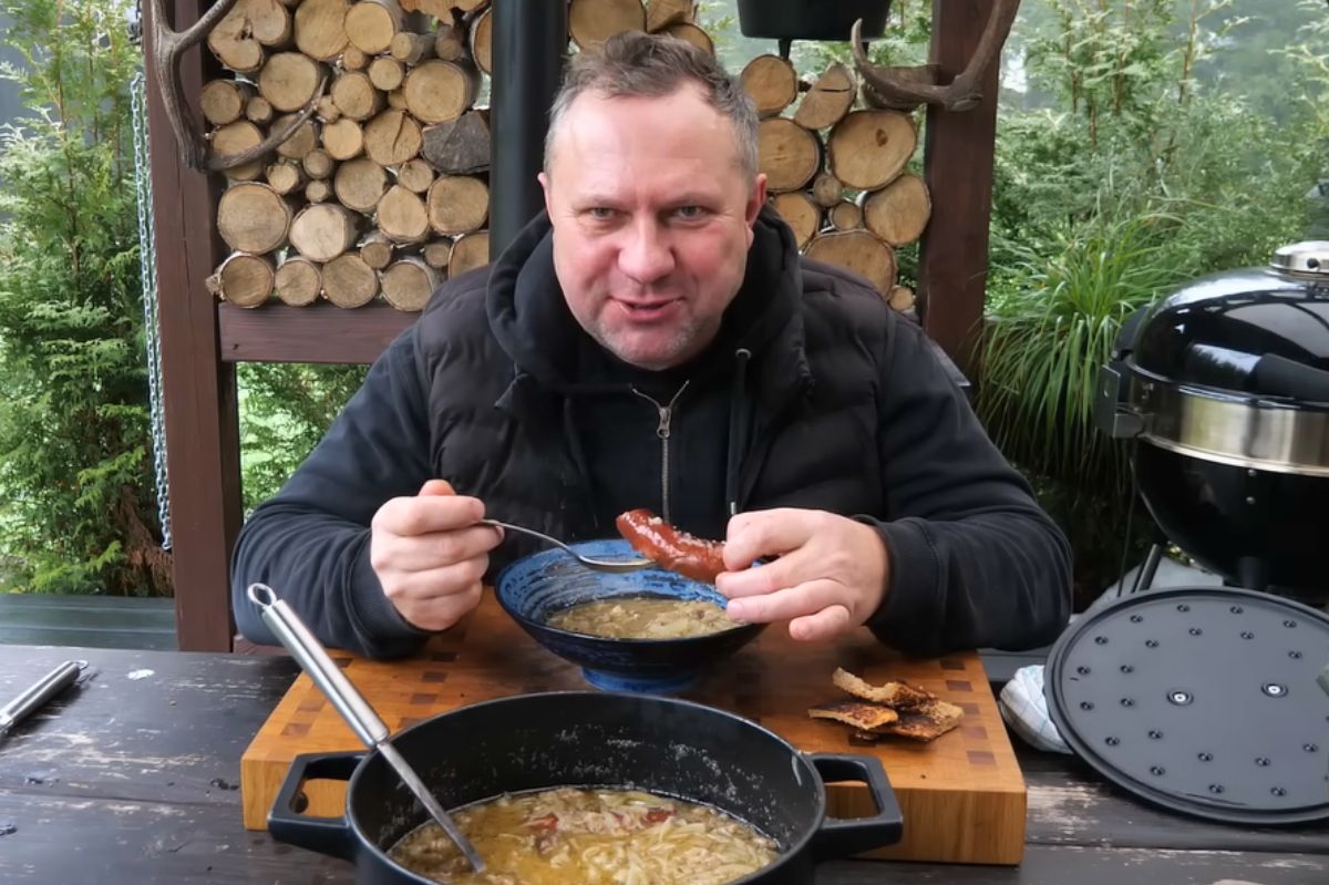 Tomasz Strzelczyk odtworzył przepis na zupę z 1904 r. Podstawą cebula i kości