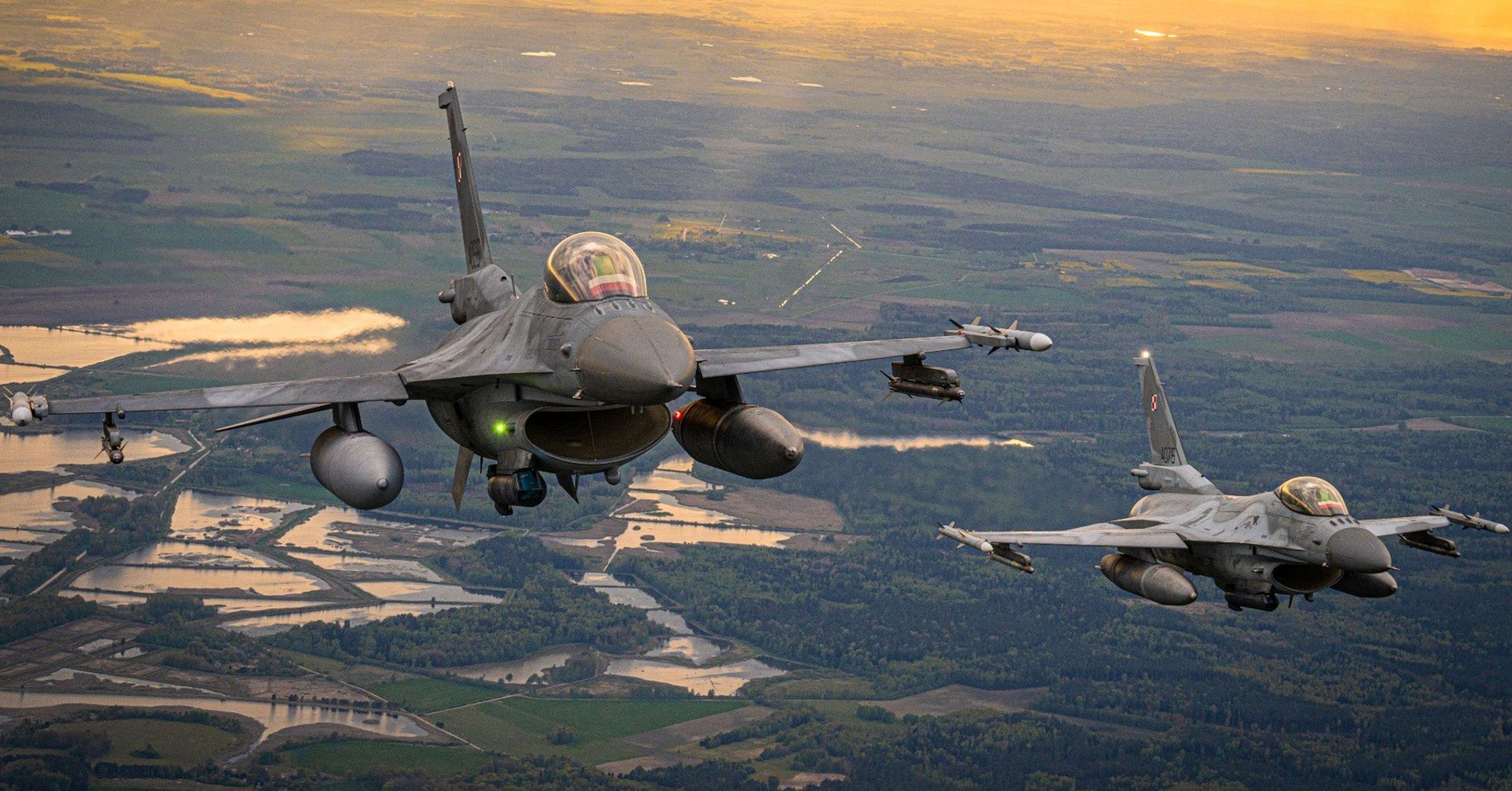 Polskie i sojusznicze F16 biorące udział w misji NATO Baltic Air Policing na Litwie.
