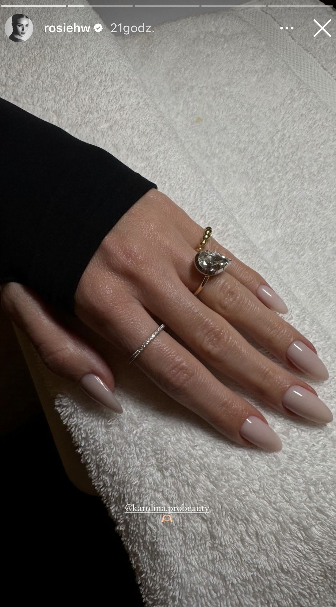 Rosie Huntington Whiteley pochwaliła się paznokciami zrobionymi przez Polkę