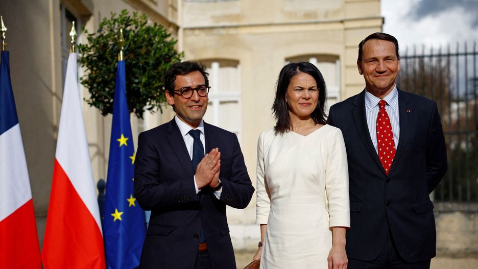 (L-R) French Foreign and European Affairs Minister Stephane Sejourne, German Foreign Minister Annalena Baerbock and Polish Foreign Minister Radoslaw Sikorski pose as they arrive to attend Weimar Triangle talks at the Chateau de La Celle Saint-Cloud near Paris, France, 12 February 2024. EPA/SARAH MEYSSONNIER / POOL MAXPPP OUT Dostawca: PAP/EPA.