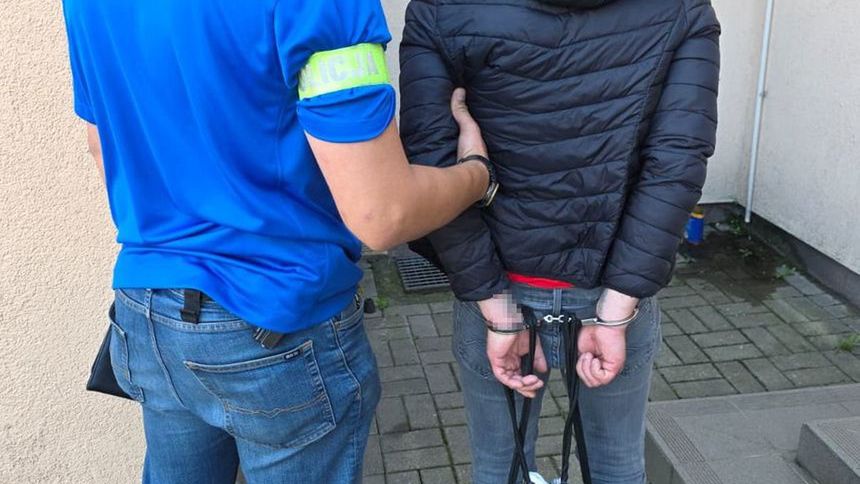 Sklepowy agresor ujęty przez policjantów.