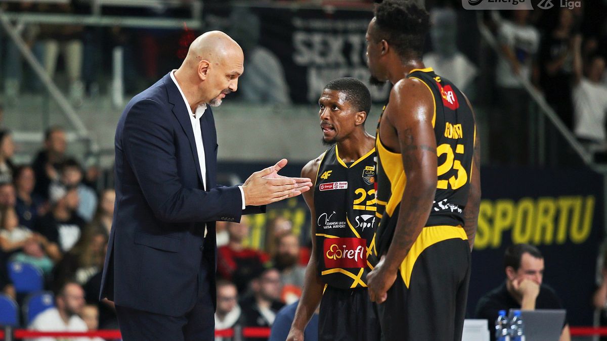 Materiały prasowe / Andrzej Romański / Energa Basket Liga / Żan Tabak i zawodnicy: Wells i Gordon