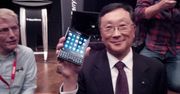 John Chen pokazuje swoje BlackBerry Passport oraz Classic