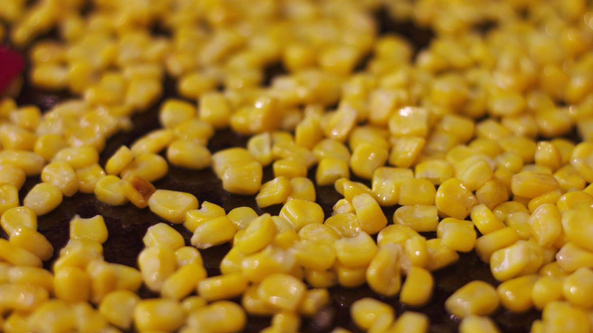 Słodka kukurydza w puszce, odsączona i opłukana wodą