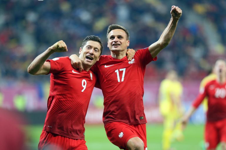 Robert Lewandowski i Sławomir Peszko cieszą się z gola tego pierwszego w Bukareszcie