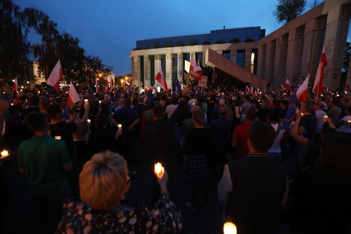 Nieoczekiwana zamiana miejsc. PiS chwali Sąd Najwyższy, niedawni obrońcy żałują marszy ze świecami