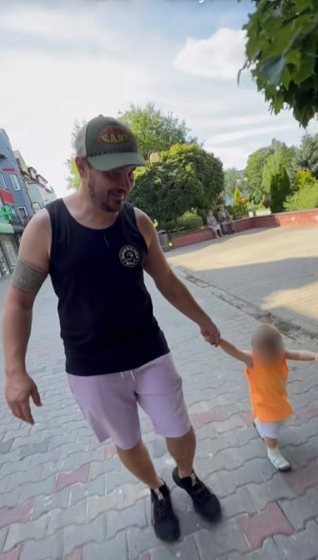 Daniel Martyniuk spaceruje z dzieckiem
