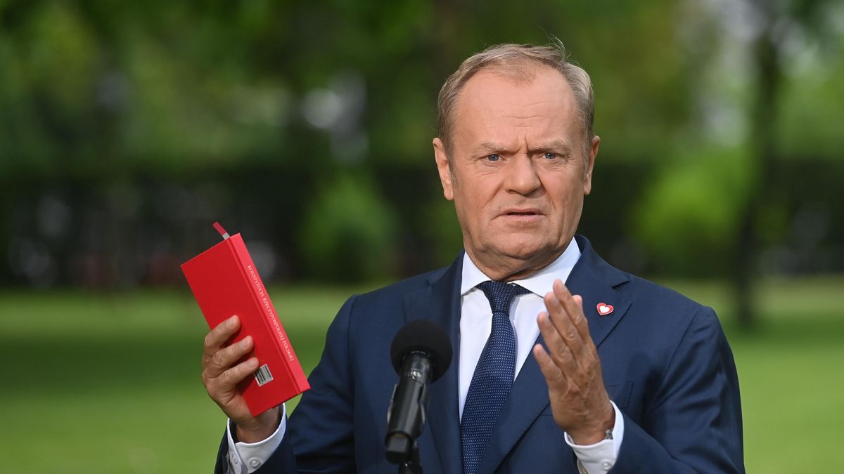 Donald Tusk
Warszawa, 20.06.2025. Premier Donald Tusk podczas konferencji prasowej w ogrodach Kancelarii Prezesa Rady Ministr�w w Warszawie, 20 bm. Premier og�osi� decyzj� o powo�aniu dotychczasowego ministra ds. Unii Europejskiej Adama Sz�apki na stanowisko rzecznika rz�du. (pn/awol) PAP/Piotr Nowak
Piotr Nowak
briefing prasowy, konferencja, KPRM, polityk, polityka, prasowa, premier