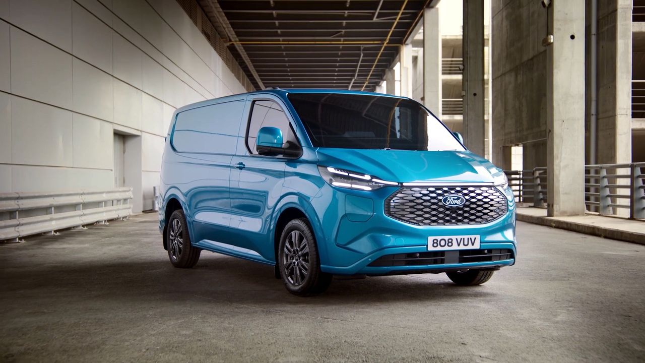 Ford E-Transit Custom wygląda świetnie i ma spory zasięg. Wiemy, kiedy trafi na rynek