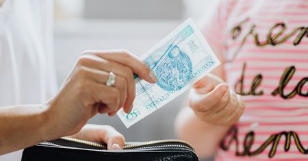 Darowizna dla dziecka. Jak uniknąć podatku w 2025 roku?