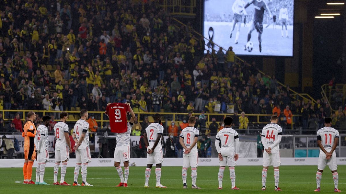 Getty Images / Lars Baron / Na zdjęciu: piłkarze Bayernu i Borussi upamiętnili Gerda Muellera