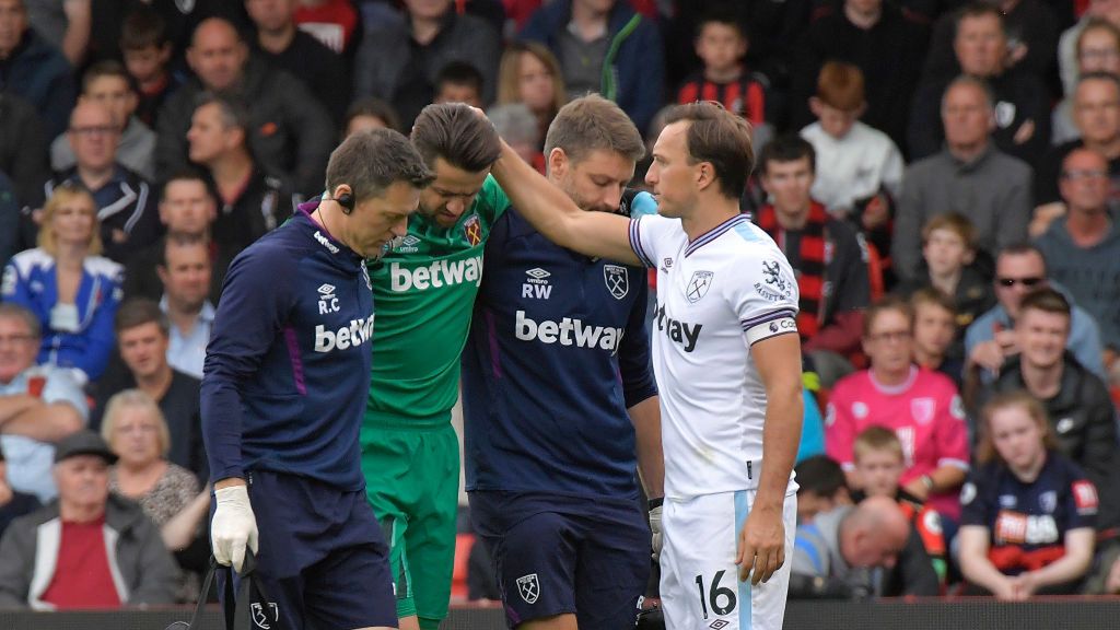 Zdjęcie okładkowe artykułu: Getty Images / Arfa Griffiths/West Ham United FC / Na zdjęciu: kontuzjowany Łukasz Fabiański opuszcza boisko