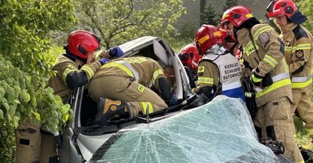 Makabryczny widok. Strażacy użyli narzędzi hydraulicznych. 18-latka nie żyje