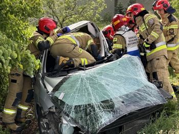 Makabryczny widok. Strażacy użyli narzędzi hydraulicznych. 18-latka nie żyje