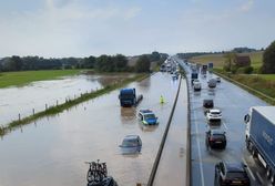 Niemcy pod wodą. Zalana autostrada. Piorun zabił kierowcę