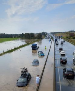 Niemcy pod wodą. Zalana autostrada. Piorun zabił kierowcę