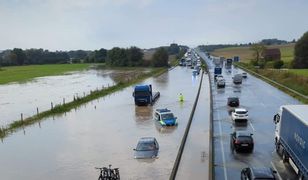 Niemcy pod wodą. Zalana autostrada. Piorun zabił kierowcę