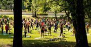 Letnia joga pod chmurką: Joga na wakacjach w ogrodach Pałacu Branickich