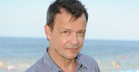 Jan Frycz miał wypadek! Jego samochód dachował!