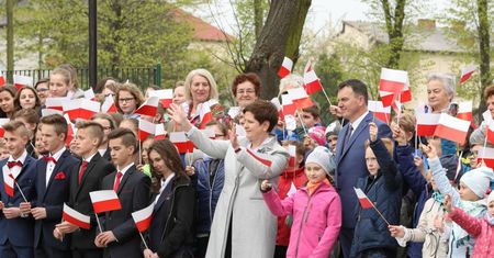 Premier Szydło macha flagą otoczona przez dzieci (ZDJĘCIA)