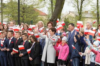 Premier Szydło macha flagą otoczona przez dzieci (ZDJĘCIA)