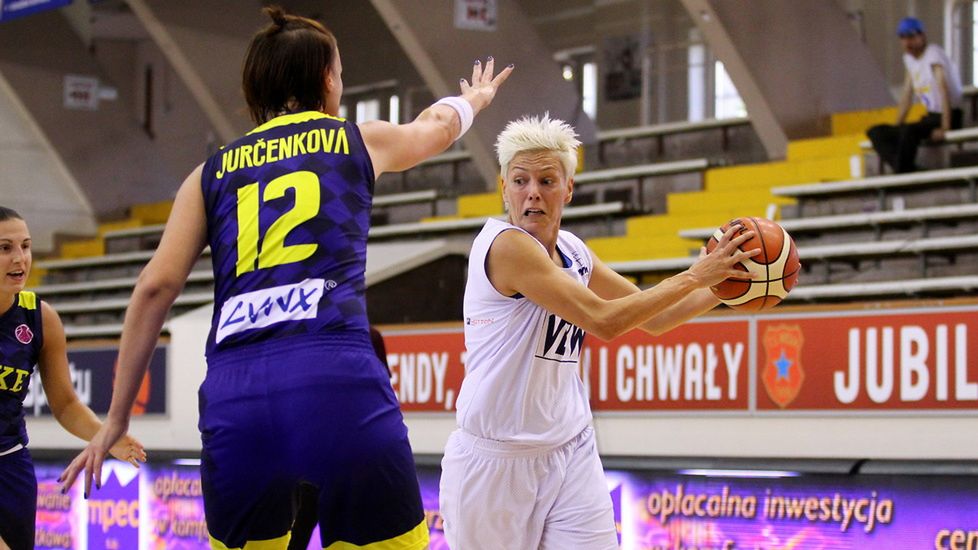 Anna Jurcenkova próbująca powstrzymać Jelenę Skerović