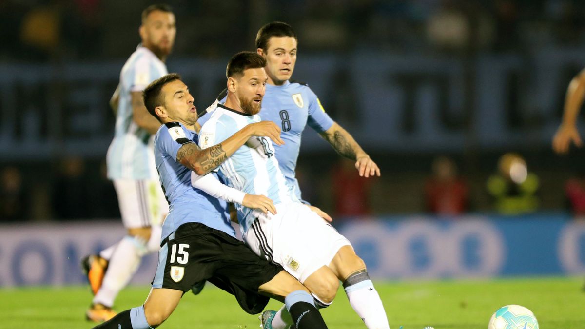 Lionel Messi w starciu z urugwajskimi obrońcami