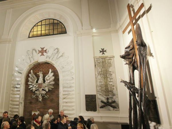 W kościele św. Anny w Warszawie poświęcono pomnik ofiar katastrofy smoleńskiej