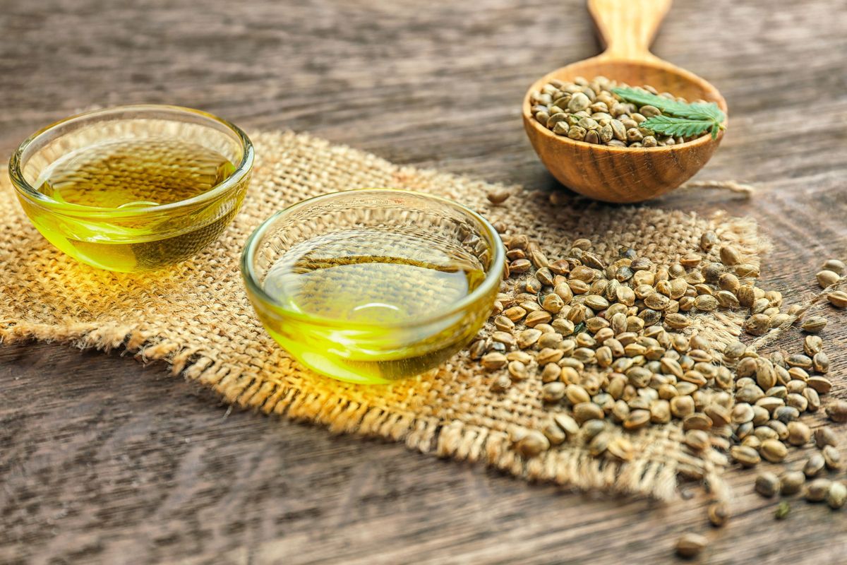 Olej tłoczony z nasion konopi jest niezwykle bogatym źródłem nienasyconych kwasów tłuszczowych
