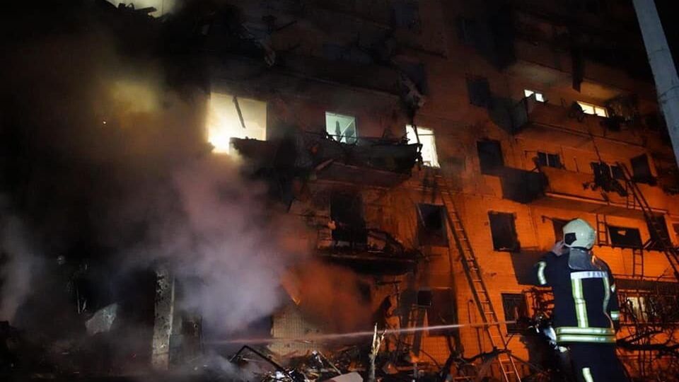 Kij�w, Ukraina, 25.02.2022. Stra�acy podczas akcji gaszenia ostrzelanego budynku w Kijowie, 25 bm. (amb) PAP/DSNS
DSNS
agresja, atak, inwazja, Rosji, Ukraina, wkroczenie, wojna