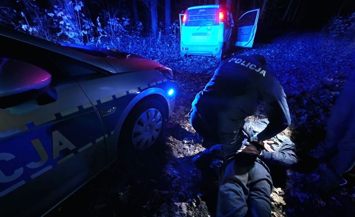 policja, kolizja, pijany kierowca Miał zakaz prowadzenia pojazdów i był pijany. Uciekał przed policją