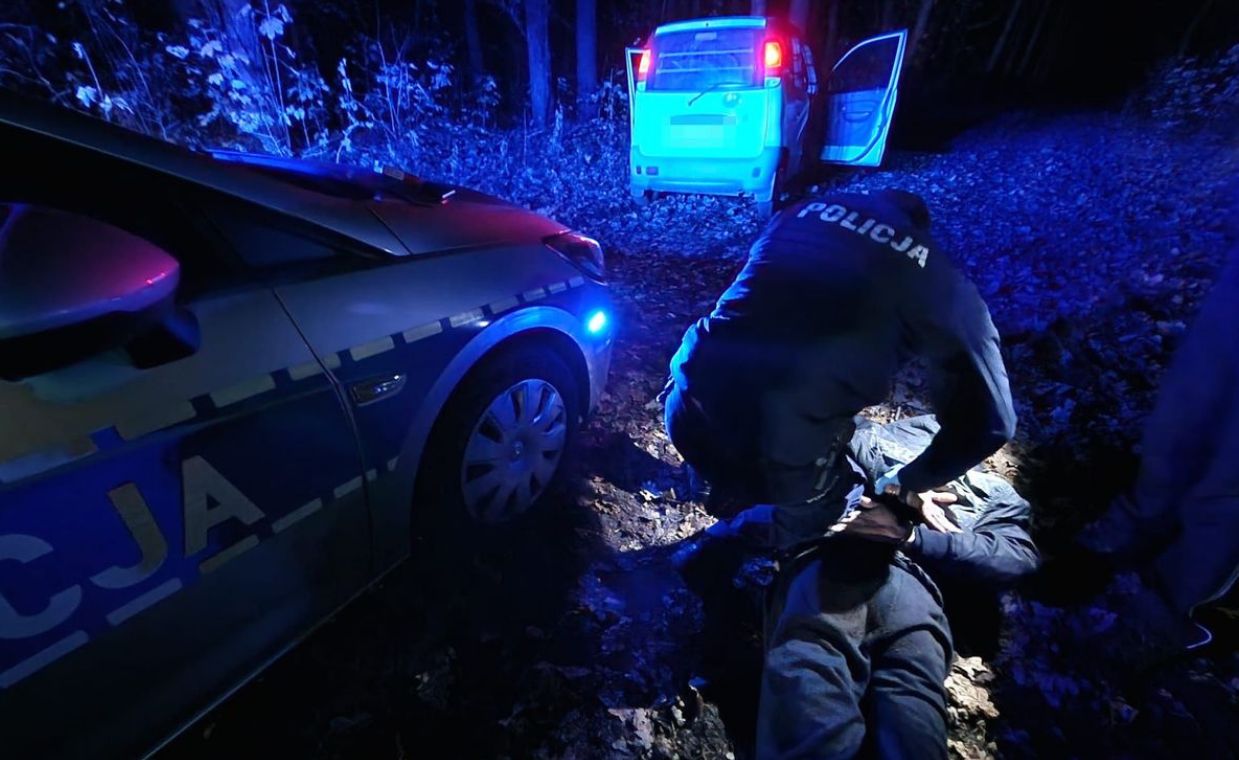 Miał zakaz prowadzenia pojazdów i był pijany. Uciekał przed policją