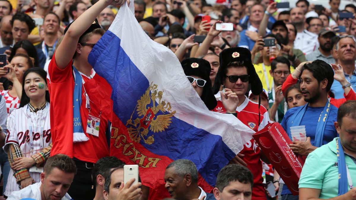 kibice Rosji z flagą