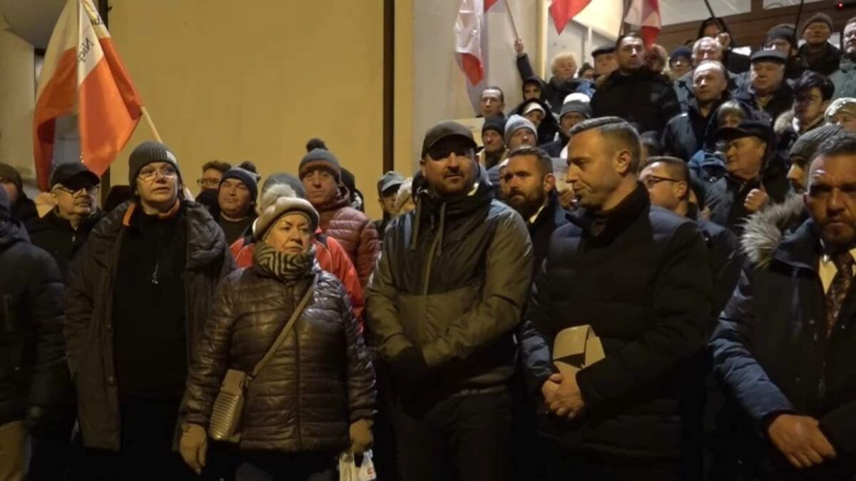 Protest w obronie Telewizji Polskiej przed siedzibą TVP3 Lublin
