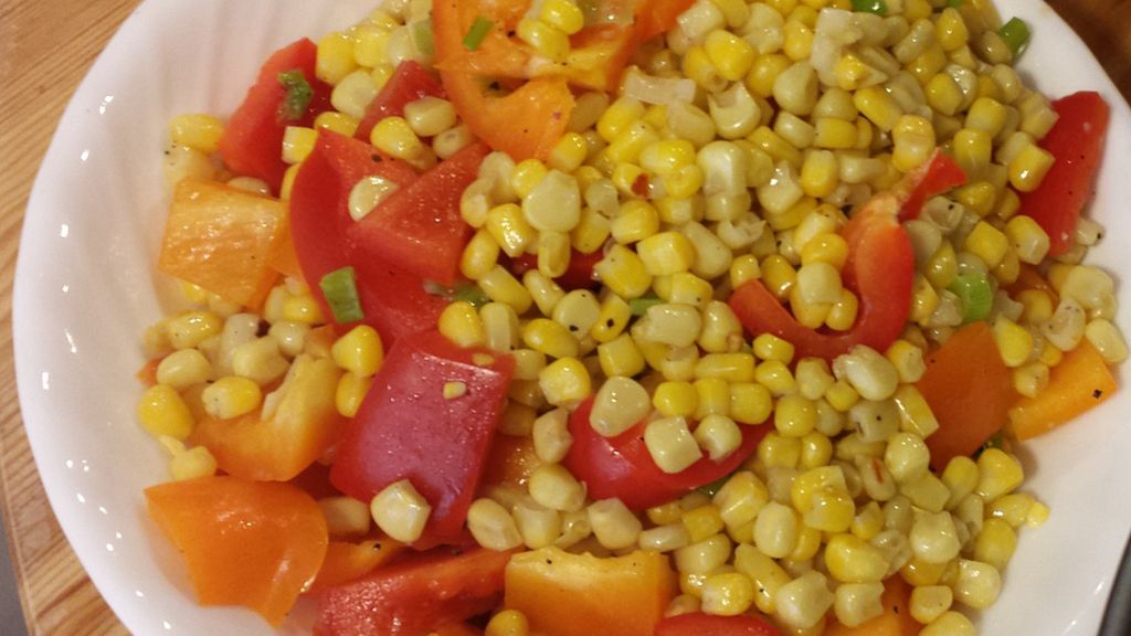 Kukurydza z czerwoną i zieloną papryką w słoiku (produkt i płyn)