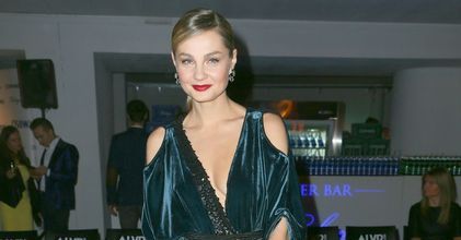 "Na Wspólnej": Małgorzata Socha zachwyciła w kreacji z odważnymi wycięciami