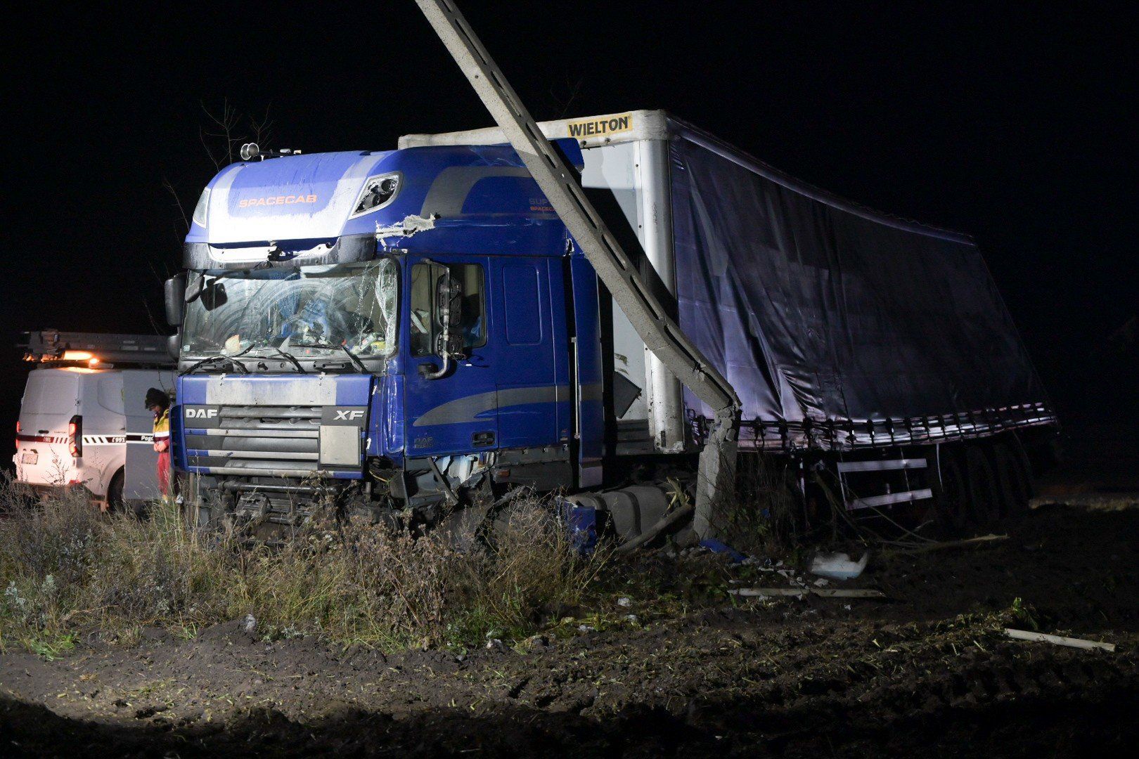 Na DK16 w Rogóźnie-Zamku samochod osobowy zderzył się z ciężarówką