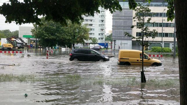 Burza w Warszawie. Gwałtowna ulewa, zalane ulice i place ...