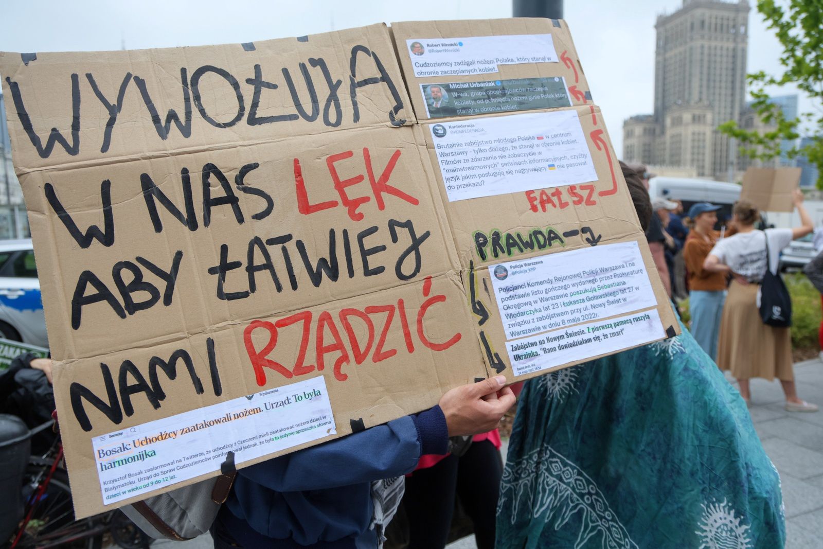 Uczestnicy kontrmanifestacji "Stop Faszyzmowi".
