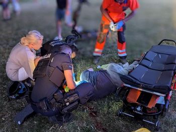 Groźny wypadek na hulajnodze elektrycznej w Zduńskiej Woli. 28-latek po upadku stracił przytomność