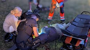 Groźny wypadek na hulajnodze elektrycznej w Zduńskiej Woli. 28-latek po upadku stracił przytomność