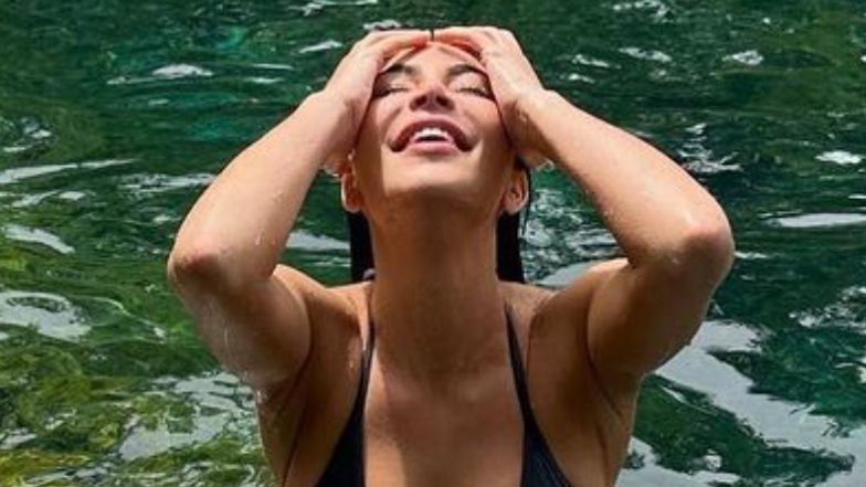 Kim Kardashian w SKROMNYM złotym bikini prezentuje wygibasy na rowerze