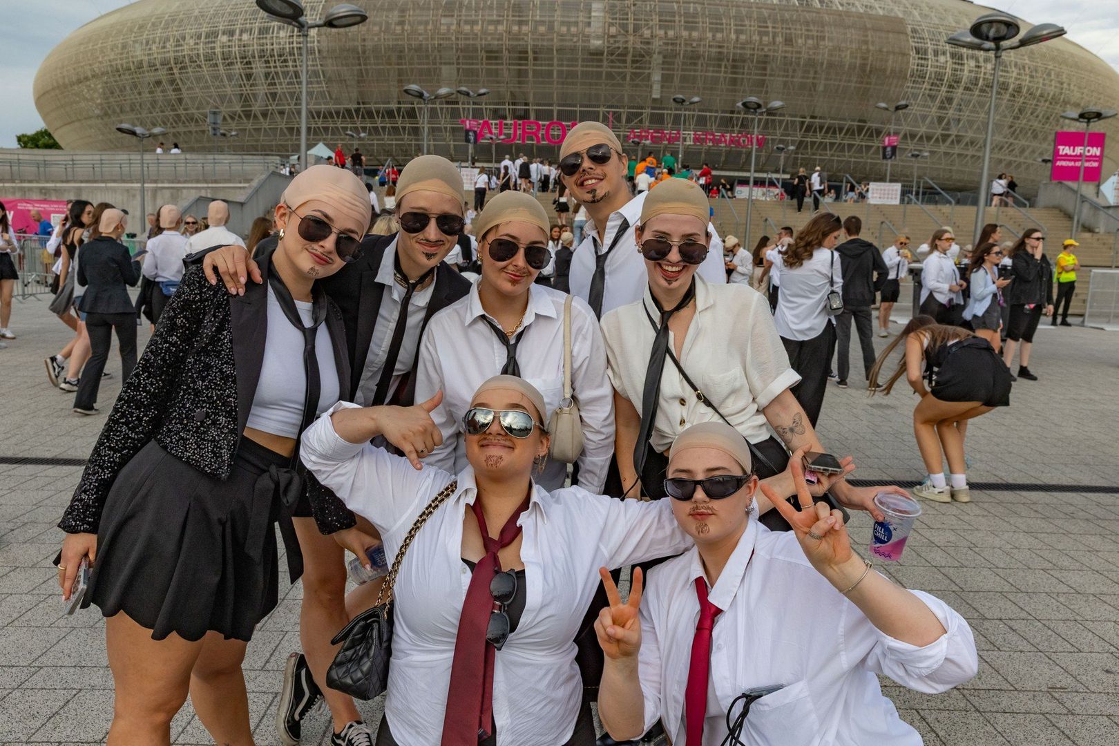 Fani przed drugim krakowskim koncertem Pitbulla. Tauron Arena, 24 czerwca 2025