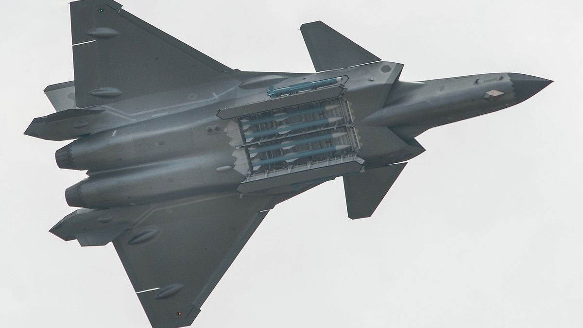 Chiński samolot J-20 z otwartą komorą uzbrojenia