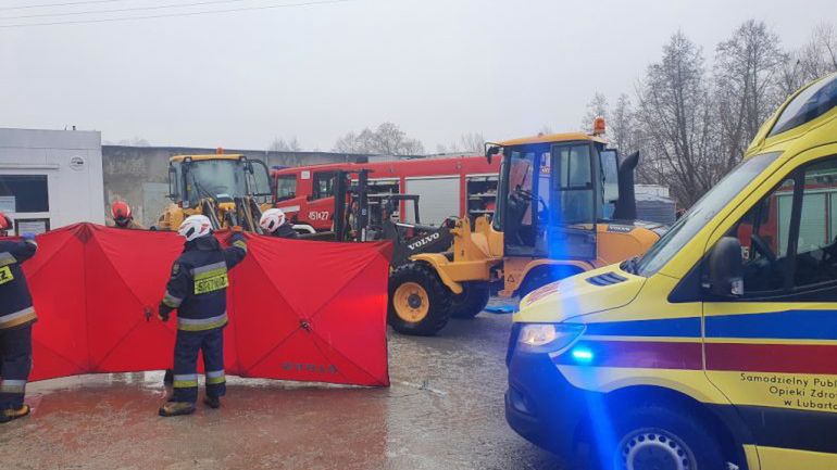 Dramatyczna akcja ratunkowa w Lubartowie. Przygnieciony przez łyżkę ładowarki 