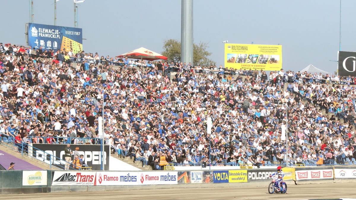 WP SportoweFakty / Jakub Brzózka / Na zdjęciu: Kibice na stadionie w Lesznie