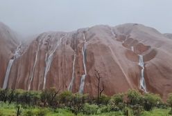 Ulewa utworzyła wodospady na górze Uluru. Niezwykłe nagranie z Australii